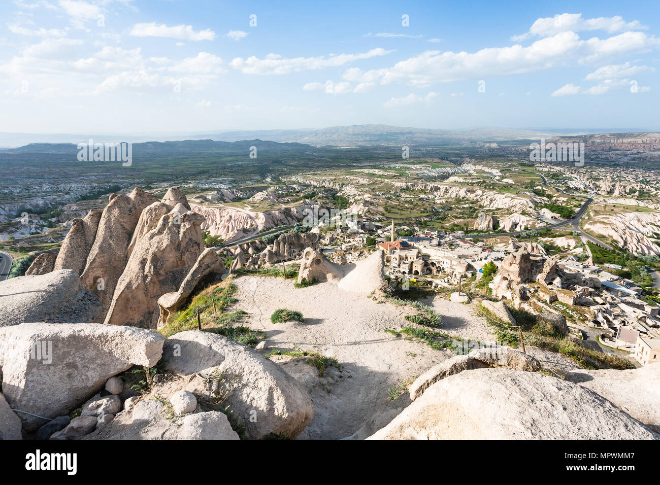 Reisen in die Türkei - Aussichtsplattform über das Dorf Uchisar und das Tal in der Provinz Nevsehir Kappadokien im Frühjahr Stockfoto