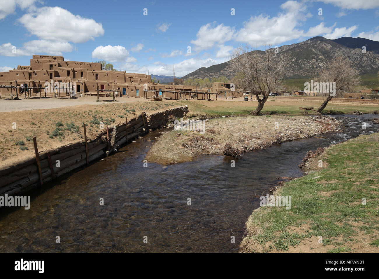 Taos Pueblo von Taos, New Mexico Features Multi-stöckiges Adobe Wohnungen, San Geronimo Katholische Kirche Stockfoto