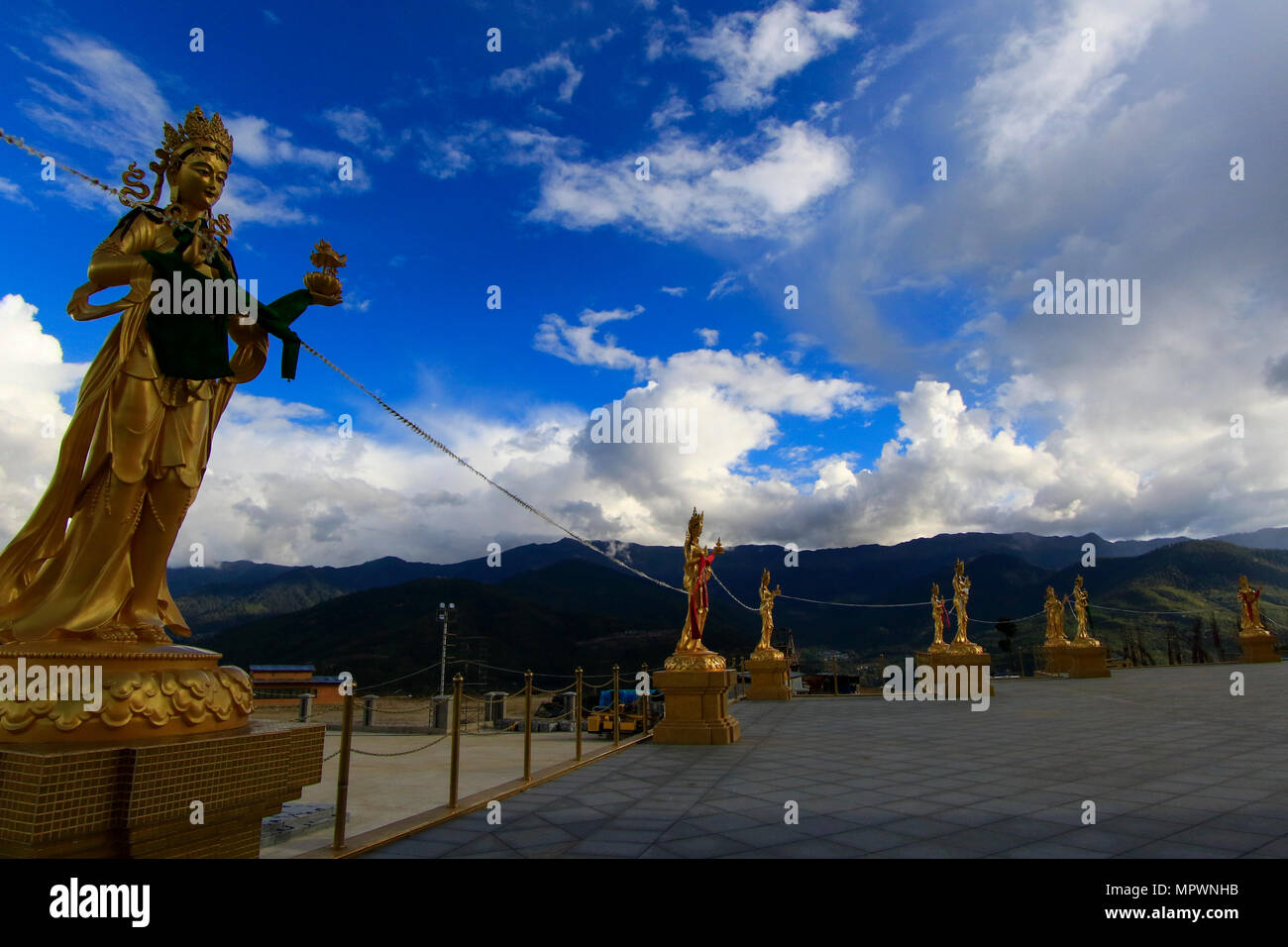 Goldene Statue von Buddhistischen weiblichen Gott auf der Buddha Tempel Dordenma Räumlichkeiten in Thimphu in Bhutan. Stockfoto