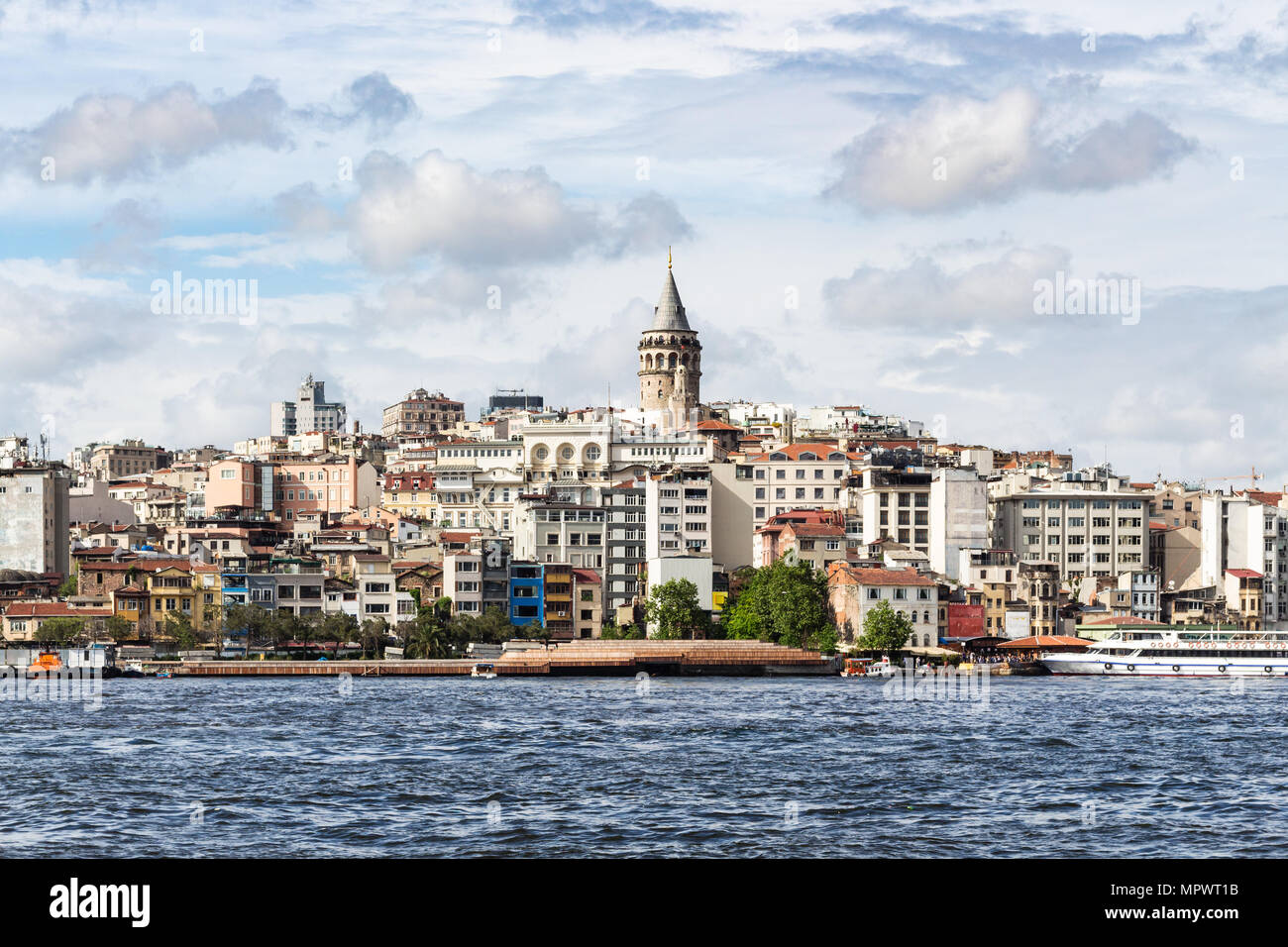 Reisen in die Türkei - Ansicht von Galata (karaköy) Quartal über das Goldene Horn Bucht in Istanbul City im Frühjahr Stockfoto
