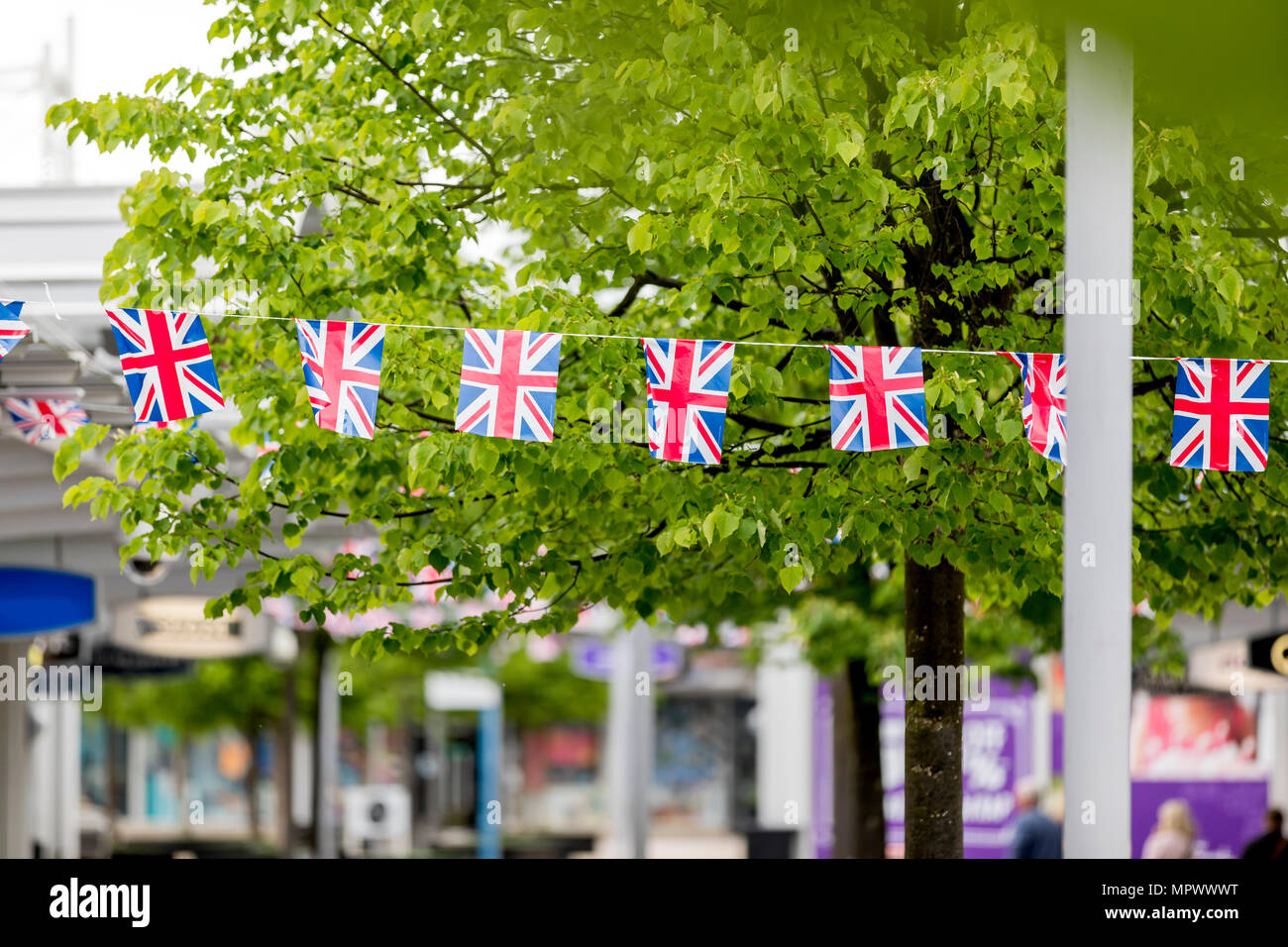 Union Jack Flagge flattert im Wind feiert eine britische Veranstaltung außerhalb ein Einkaufszentrum im Vereinigten Königreich Stockfoto