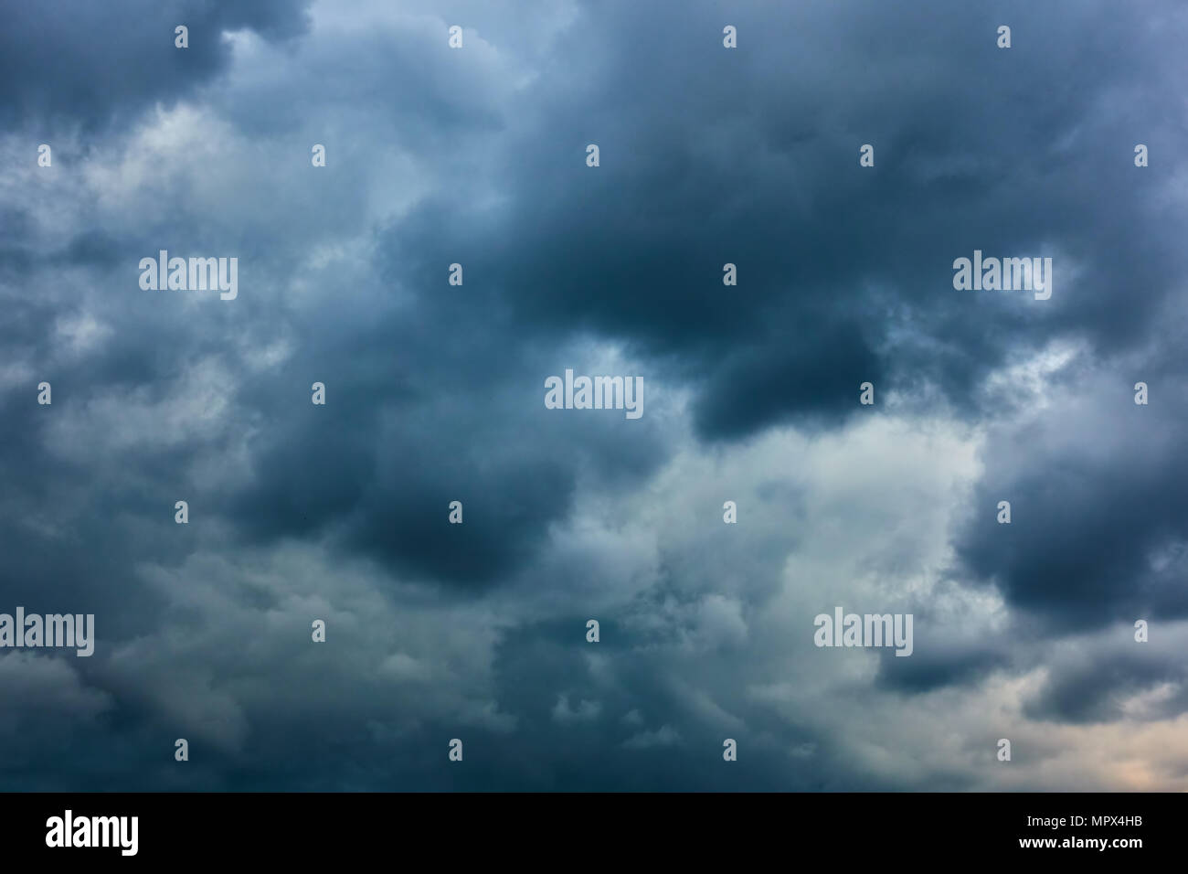 Schwere Regenwolken, können als Hintergrund verwendet werden Stockfoto
