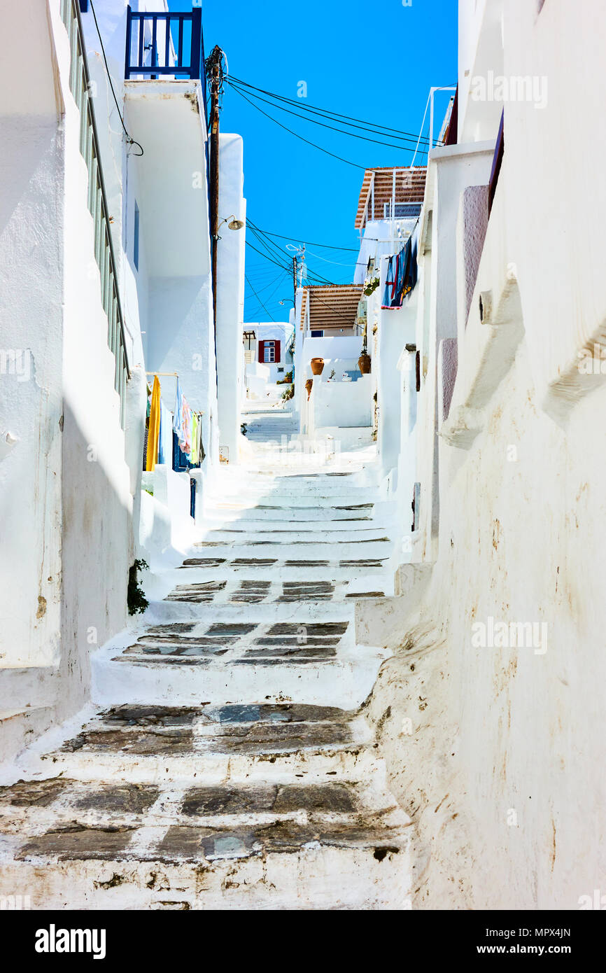 Alte ansteigende Straße in Chora Mykonos Stadt, Griechenland Stockfoto