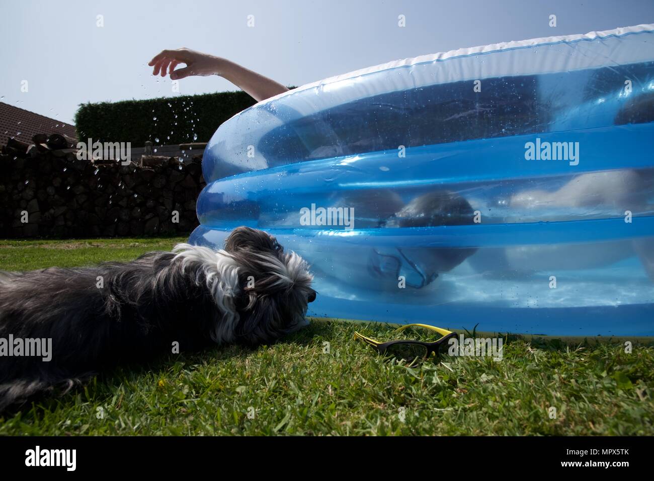 Aufblasbares Planschbecken Nicht identifizierbare Jungs, in einem