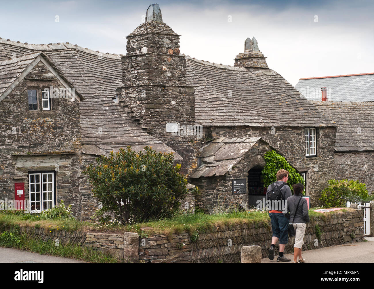 Die alte Post in Tintagel in Cornwall, England, Großbritannien. Das 14. Jahrhundert Haus aus Stein wurde der Plan einer mittelalterlichen Herrenhaus gebaut. Stockfoto