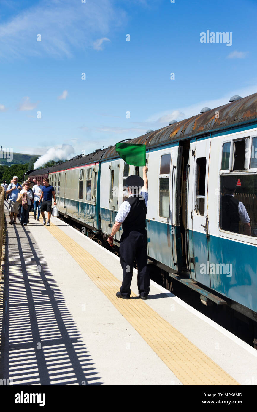 Die schutzvorrichtung Signale 'richtigen Weg' für ein Personenzug auf Grate Country Park in Richtung Rawtenstall auf der East Lancashire Eisenbahn. Stockfoto