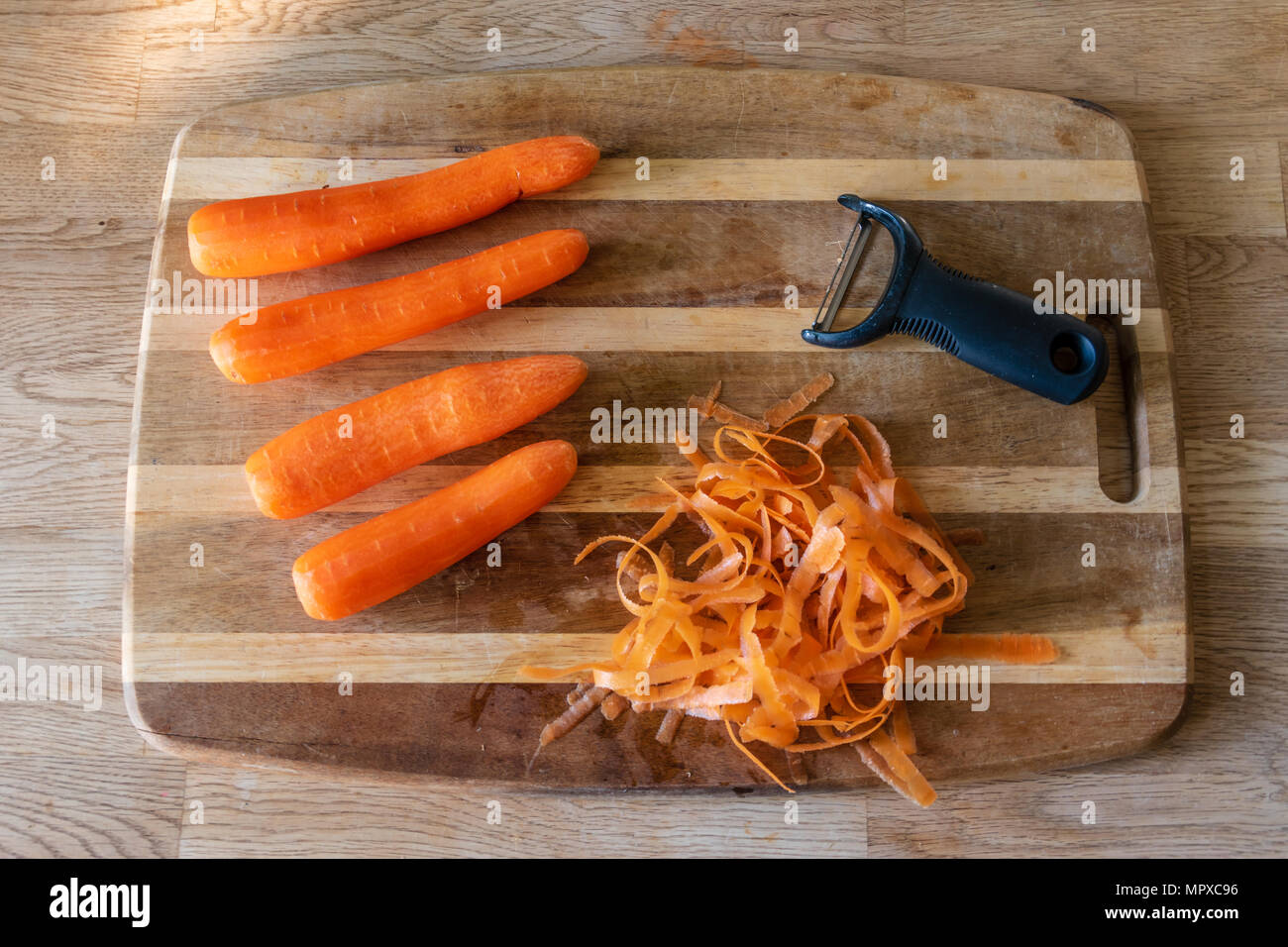 Karotten auf einem Schneidebrett Stockfoto