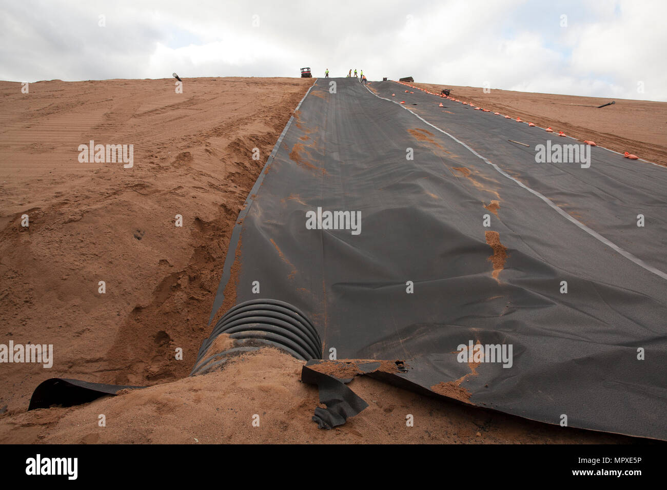 Reste aus dem Papierkorb Verbrennungsanlage, erzeugt Strom in Agawam, MA wurden auf diesem nahe gelegenen Deponie gedumpten und wird begrenzt. Stockfoto