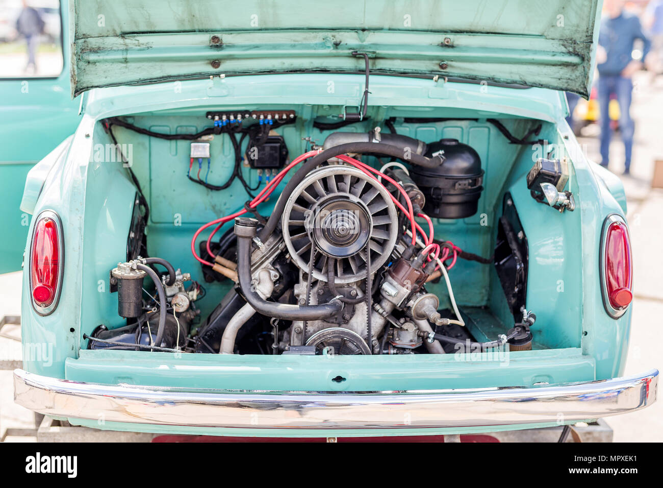 Rückansicht des Vintage Retro Auto mit offenem Kofferraum. Heckmotorwagen altes Fahrzeug. Stockfoto