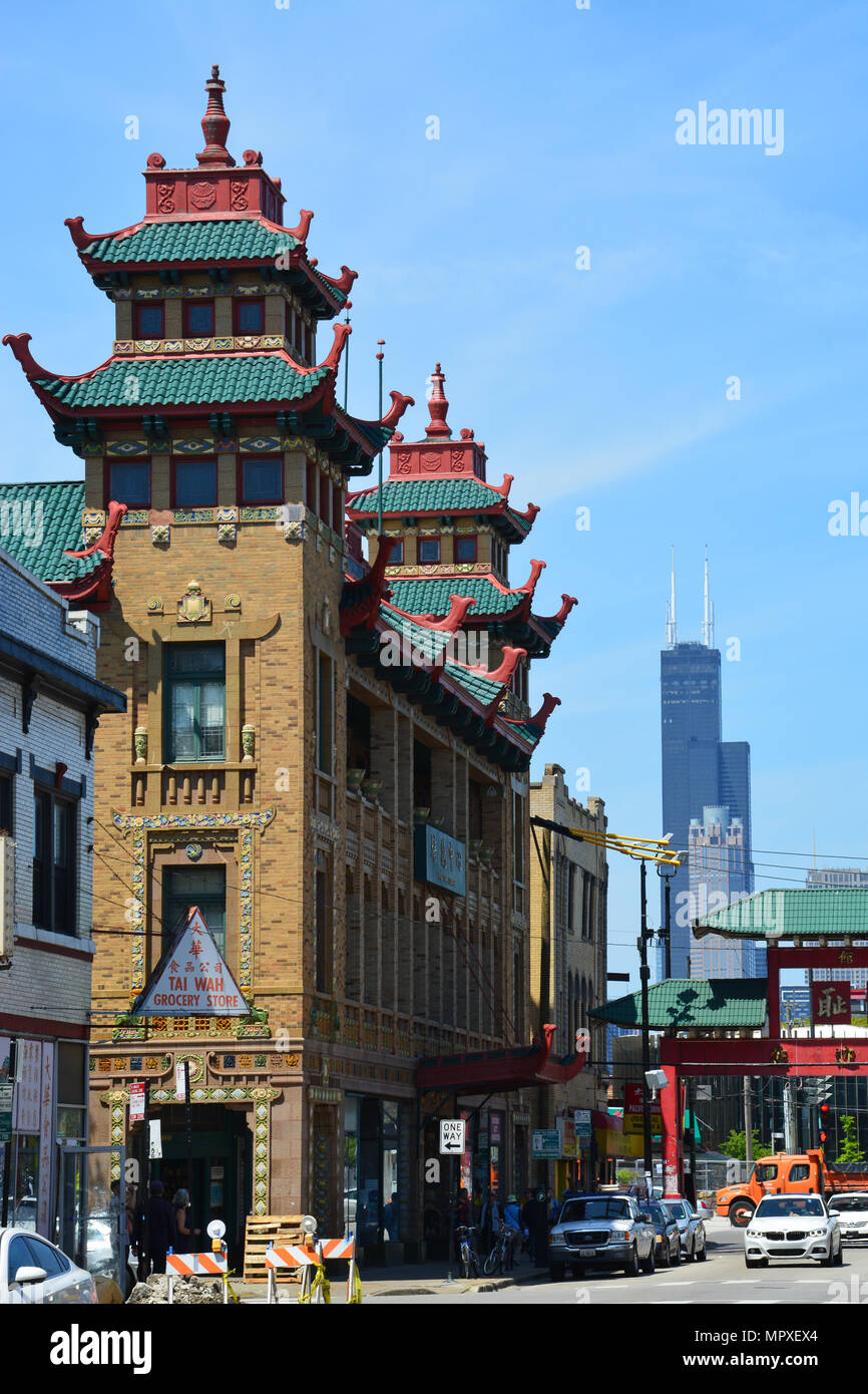 Der Willis Tower, ehemals Sears, erhebt sich hinter dem ikonischen Pui Tak Cultural Center und Chinatown Straße Tor auf S. Wentworth Ave., Chicago. Stockfoto