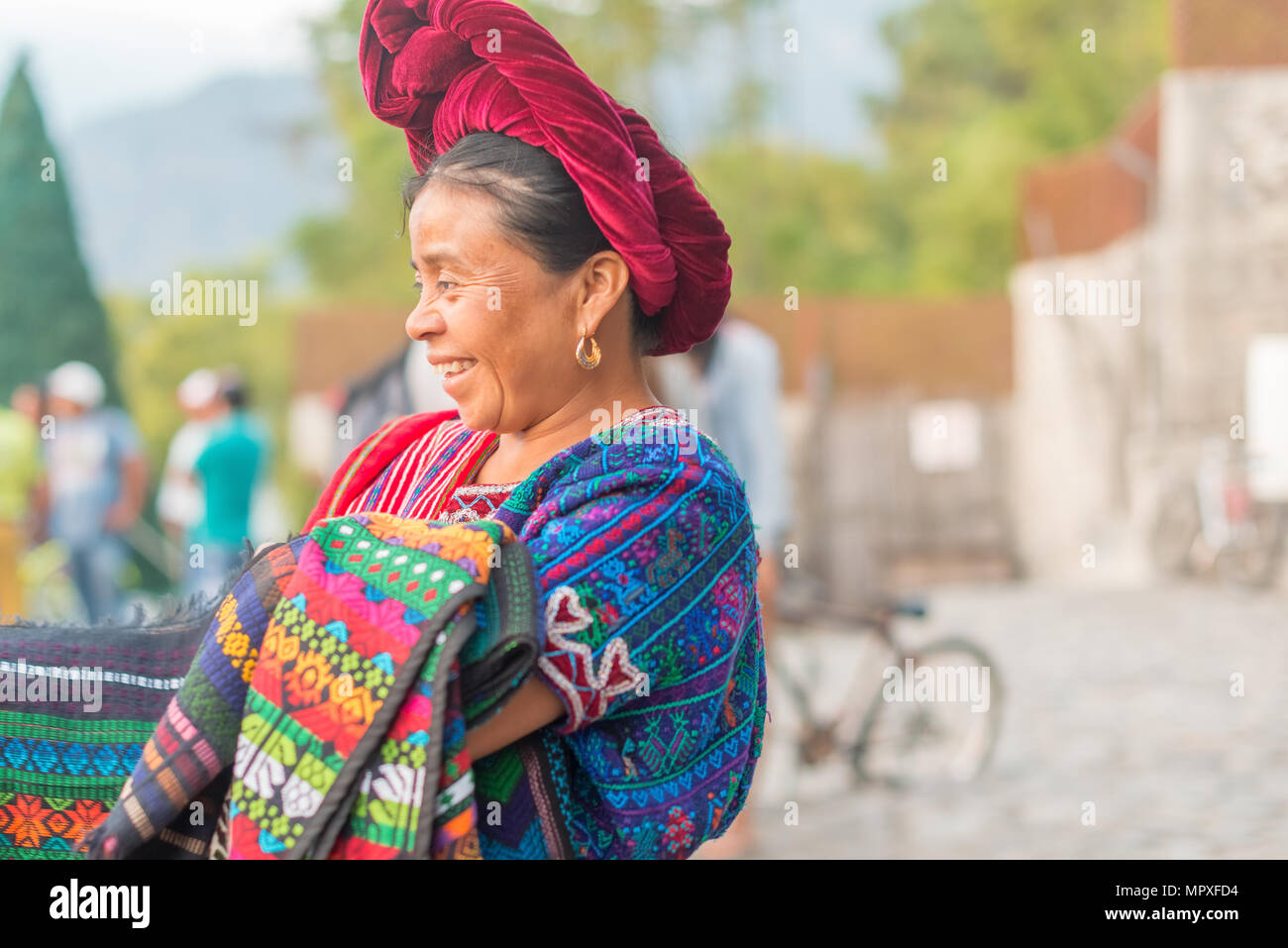 Panajachel, Guatemala - Dezember 7, 2016: Portrait der Frau Waren verkaufen auf die Straße, in der touristischen Stadt Antigua Guatemala in Guatemala. Stockfoto