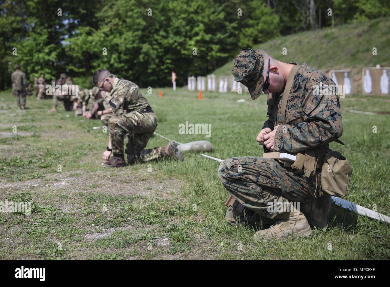 Us Marine Lance Cpl. Mitchell R. Neimann, schwere Ausrüstung Fahrer mit dem Ingenieur Unternehmen C, 6 Techniker, 4. Marine Logistik Gruppe, lädt seine Munition in einem Magazin auf der pistolestrecke Schusslinie Neben integrierten Marines mit 6 ESB und British Commando mit 131 Commando Squadron Royal Engineers, britische Armee, während der übung Rote Dolch am Fort Indiantown Gap, Pa Mai 15, 2018, 15. Mai 2018. Übung rote Dolch ist eine bilaterale Übung, die Marines die Möglichkeit, Taktiken, Techniken und Verfahren sowie Aufbau von Arbeitsbeziehungen Stockfoto