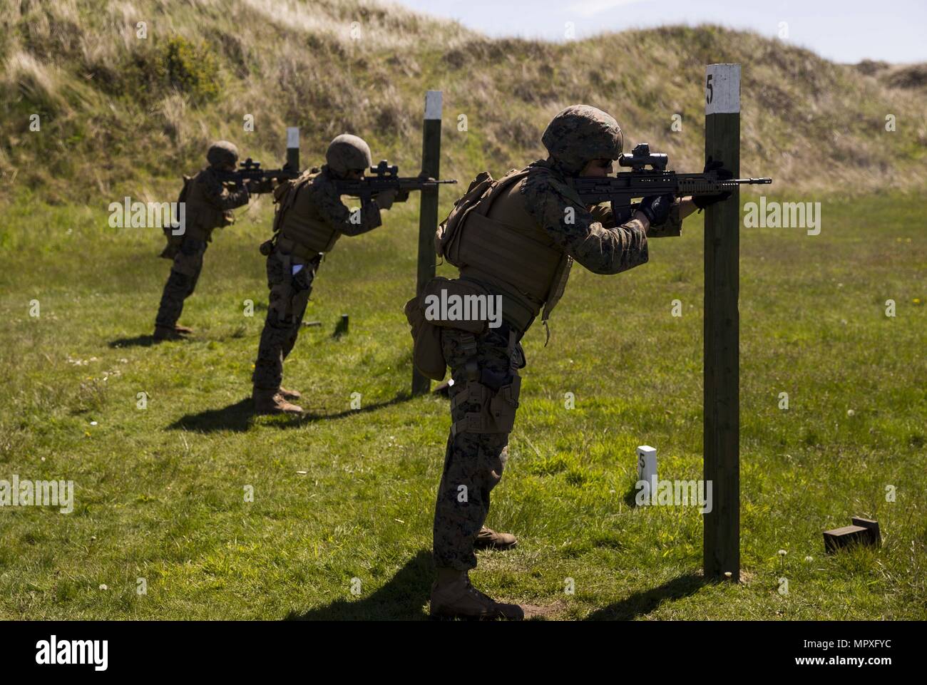 Us-Marines mit Treffsicherheit Training Company, Waffen Training Bataillon, Durchführung Schussübungen mit einem SA80A2-Sturmgewehr während der Königlichen Marine operative Schießen Competiton (RMOSC) an altcar Ausbildungslager, Hightown, Großbritannien, 15. Mai 2018, 15. Mai 2018. Das US Marine Corps, reist in die USA jährlich für die Wettbewerbsfähigkeit im (RMOSC) mit der Möglichkeit, betriebliche Erfahrungen auszutauschen, physikalischen und markmanship Training. (U.S. Marine Corps Foto von Cpl. Robert Gonzales). () Stockfoto