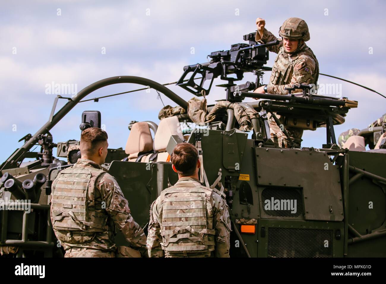 Britischen Armee Soldat 1 Queen's Dragoon Guards (oben, rechts), Soldaten lehrt zugewiesen, wie ein L134A 1 Grenade Machine Gun zu verwenden, während der erste von vier Tag Waffen Schulungsveranstaltung mit dem Battle Group Polen Bemowo Piskie, Polen, am Mai 15, 2018, 15. Mai 2018. Battle Group Polen ist ein einzigartiges, multinationale Koalition von USA GROSSBRITANNIEN Kroatischen und rumänischen Soldaten, die mit der polnischen 15 mechanisierte Brigade als Abschreckung Kraft zur Unterstützung des NATO-Enhanced vorwärts Präsenz dienen. (U.S. Armee Foto von SPC. Hubert D. Delany III/22 Mobile Public Affairs Loslösung) Bild Stockfoto