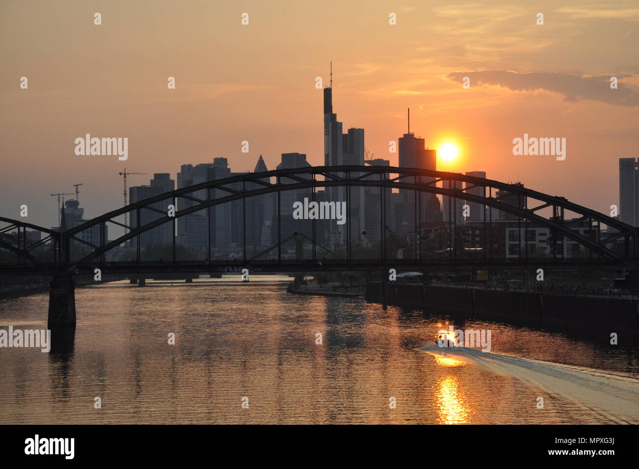 Frankfurter Skyline während der Dämmerung, Deutschland Stockfoto