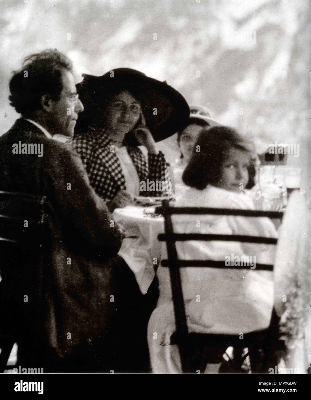 Gustav Mahler mit Alma und den Töchtern Maria und Anna, 1910. Stockfoto