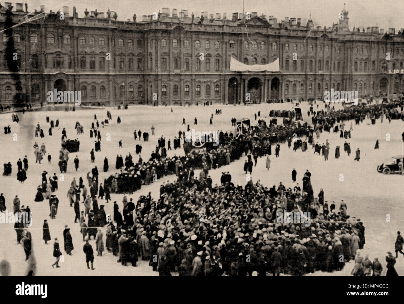 Die Demonstranten versammeln sich vor dem Winterpalais in Petrograd, 1917. Stockfoto