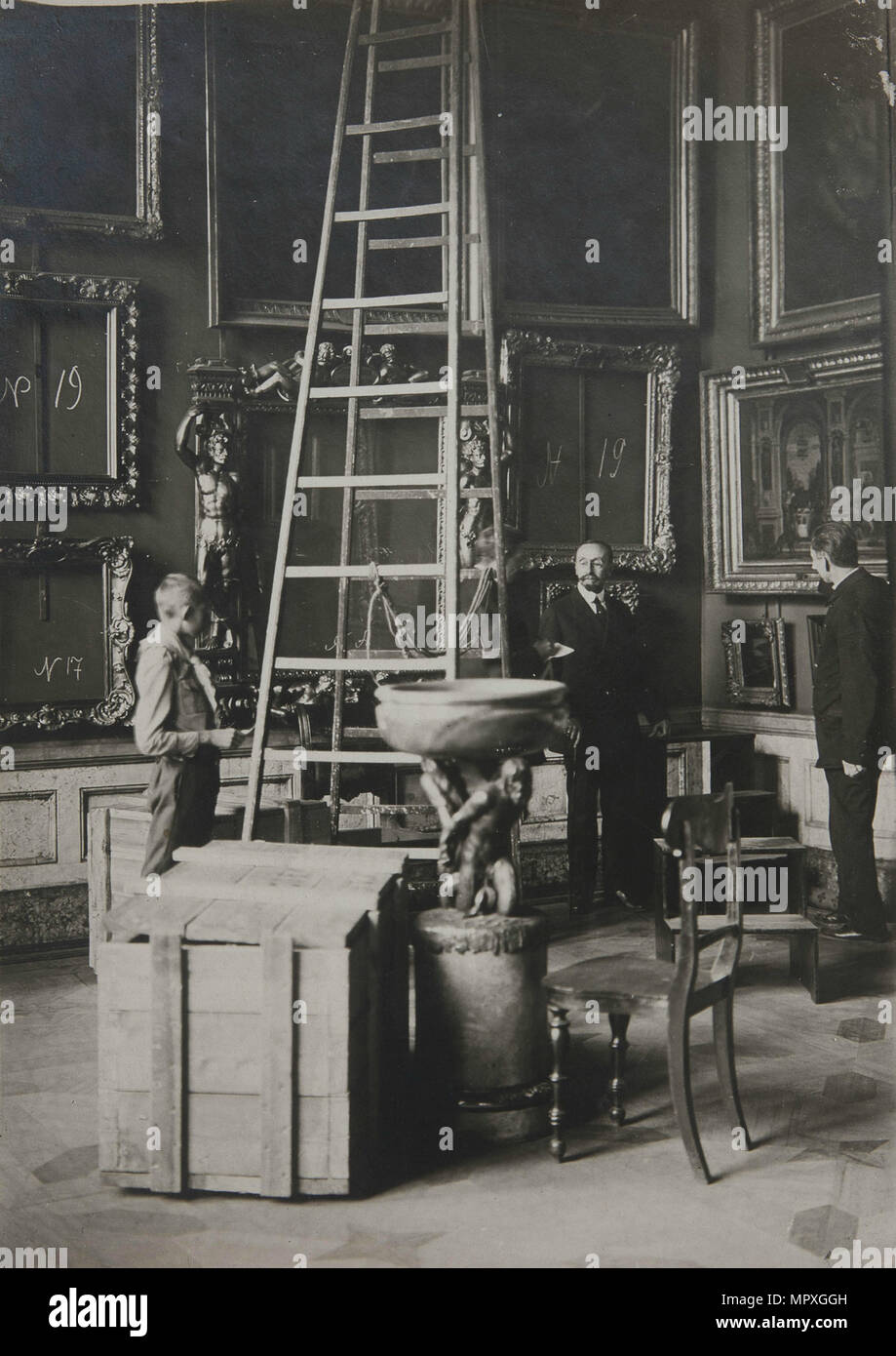 Vorbereitung der Bilder für die Evakuierung von einer der Italienischen Hallen in der Eremitage, 1917. Stockfoto