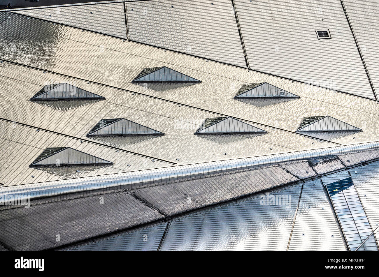 Rotterdam, Niederlande, 11. Mai 2018: Teil der Edelstahl Dach der neue Hauptbahnhof mit sieben pyramidenförmige Lichter im Dach Stockfoto