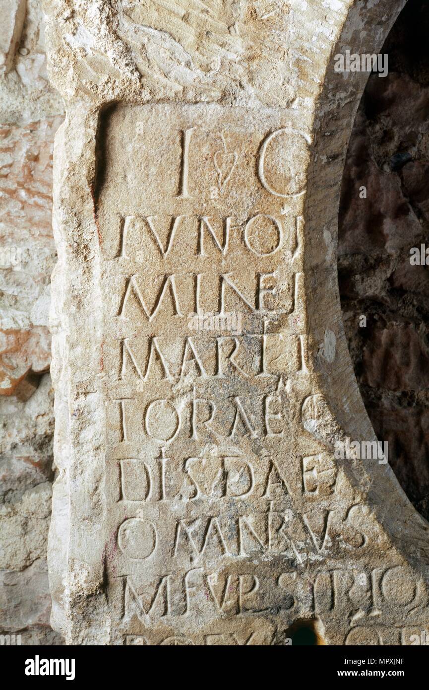 Detail eines römischen Altar aus Stein wiederverwendet als Türsturz, Carlisle Castle, Cumbria, c 2007. Artist: Alun Bull. Stockfoto