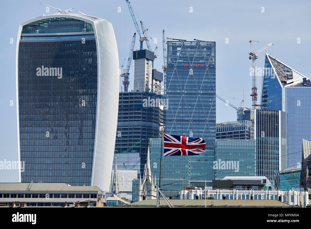 Stadt London ändern Skyline. Von der South Bank gesehen, die die Union Jack Flagge von HMS Belfast vor. Stockfoto