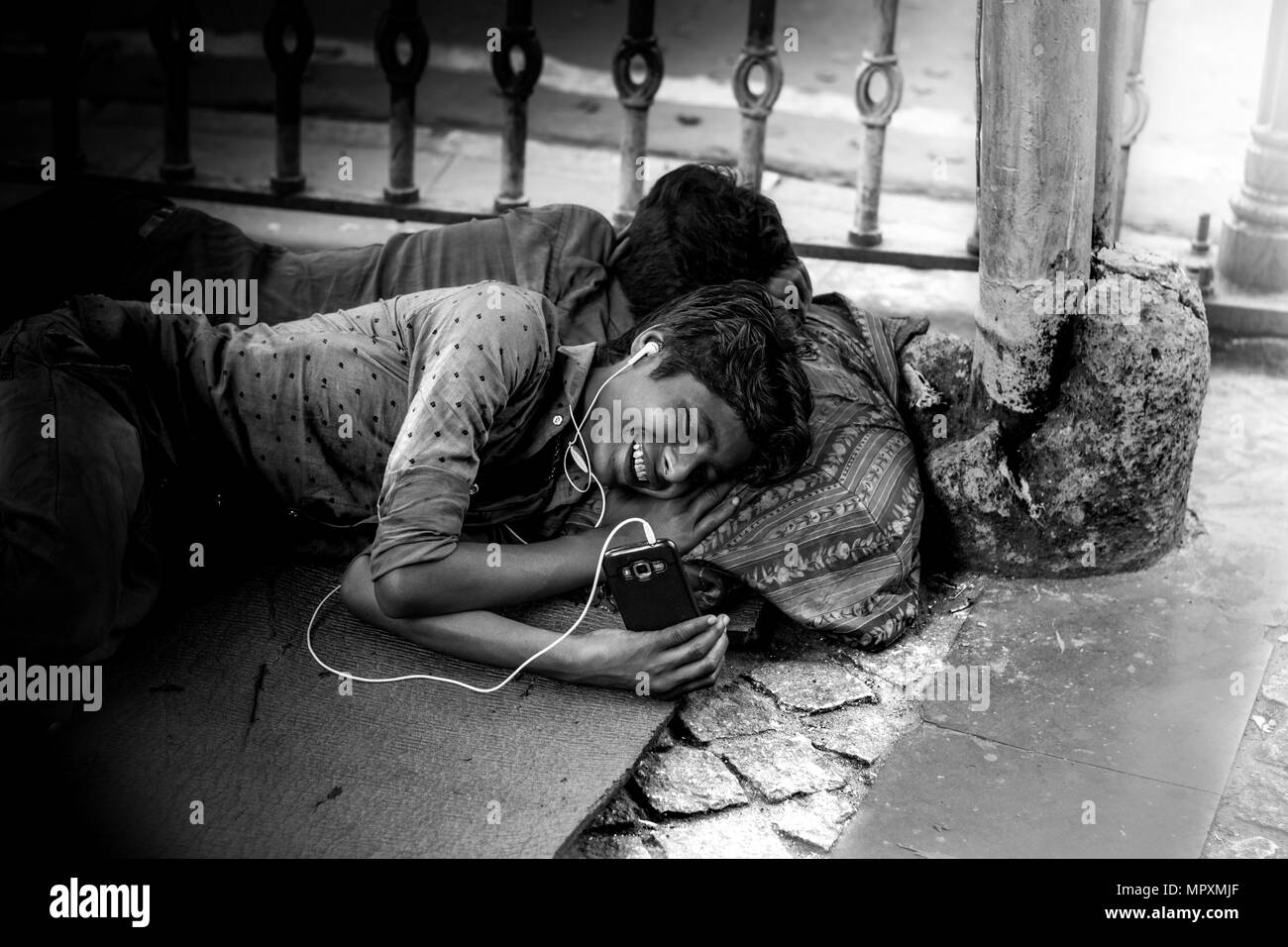 Indische Straßenkinder in Kalkutta Leben auf der Straße, Straße Fotografie, Indien, städtischen, ländlichen, Mobiltelefon, Handy, Glück, Freude, Liebe, Fürsorge, Freunde, Stockfoto