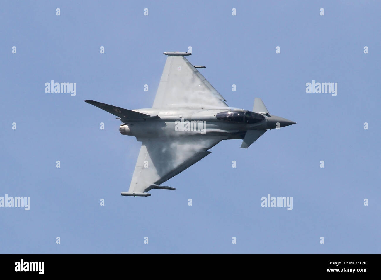 RAF Typhoon solo Anzeige für 2018 während einer Praxis overhead RAF Coningsby. Beachten Sie die Kondensation über den Flügel während einer engen Kurve. Stockfoto