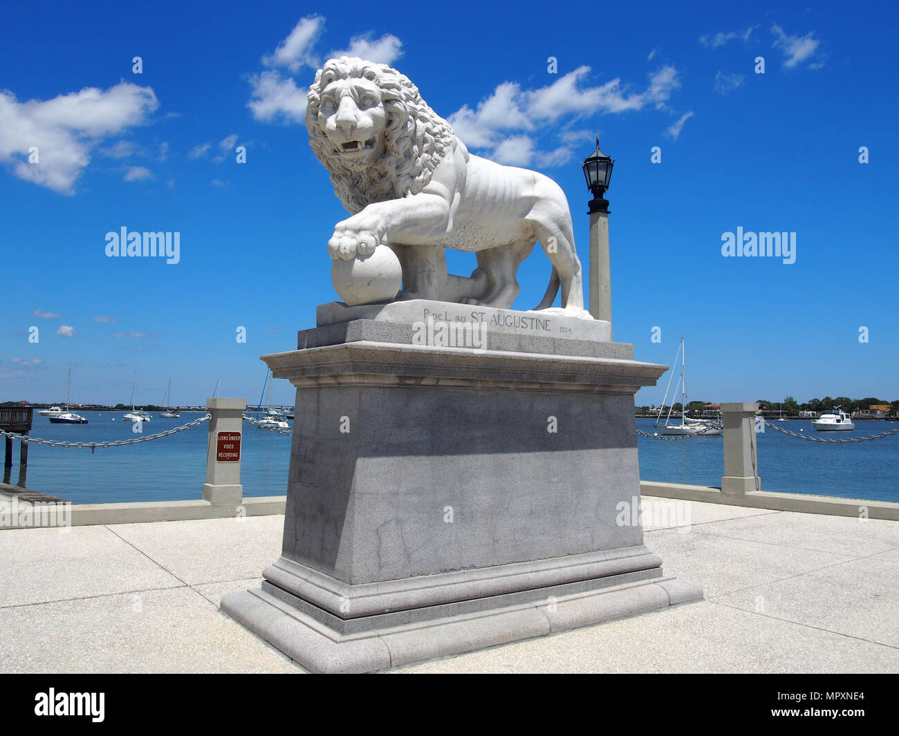 Lion Statue auf der Nordseite der Brücke von Löwen, St. Augustine, Florida, USA, 2018, © katharine Andriotis Stockfoto