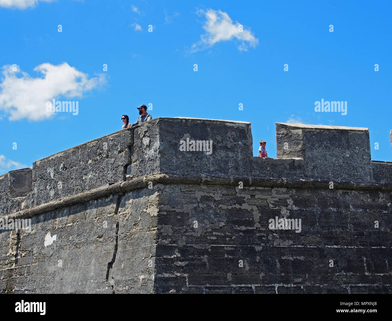 Mutter, Vater und Sohn aus der Oberseite des Castillo de San Marcos in St. Augustine, Florida, USA, 2018, © katharine Andriotis Stockfoto