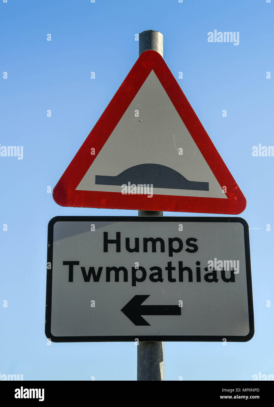 Schild Warnung Treiber von bremsschwellen in einer Wohnstraße. Das Zeichen ist zweisprachig mit walisischen Sprache Übersetzung Stockfoto