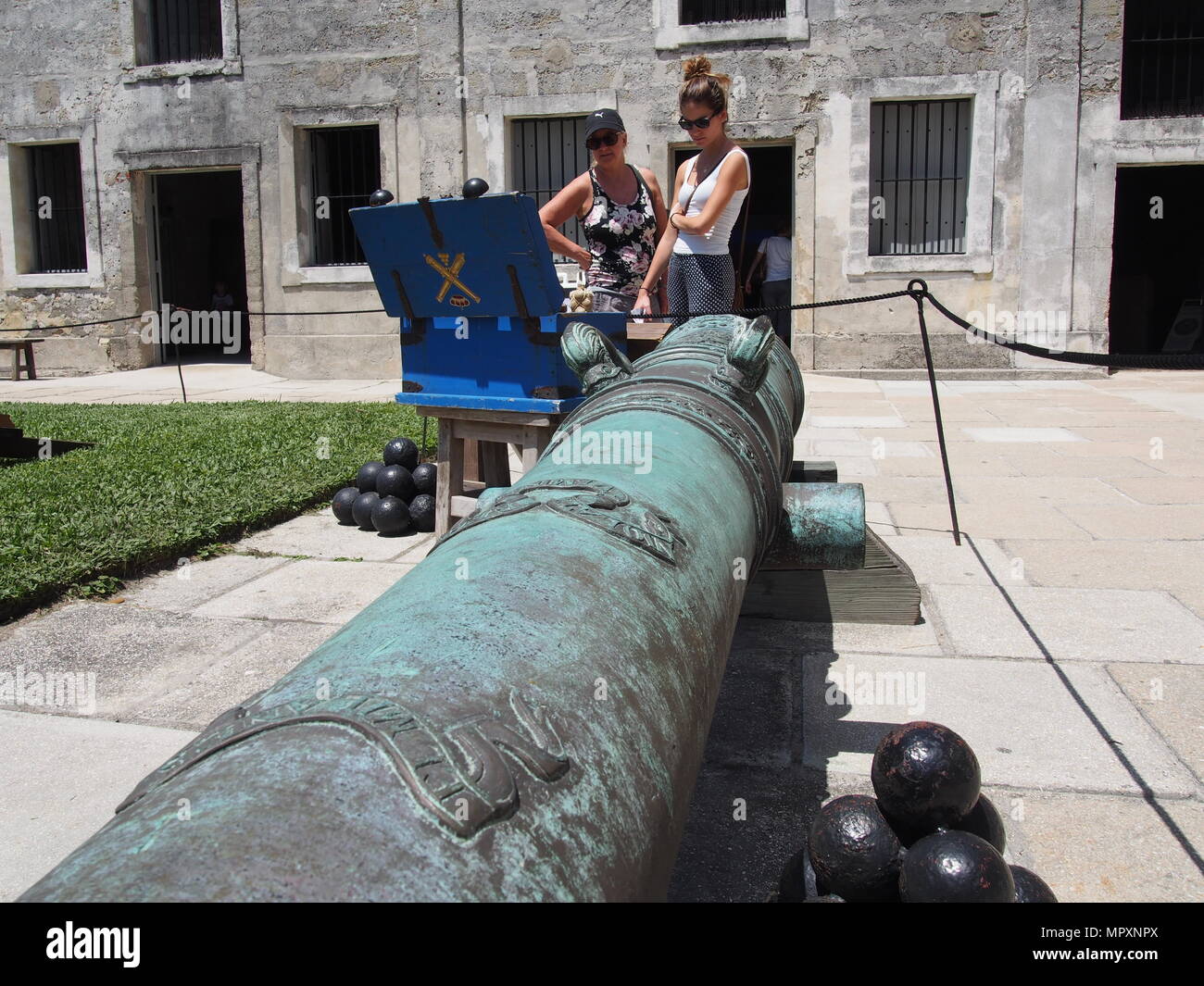 Artillerie, die in den Innenhof des Castillo de San Marcos, St. Augustine, Florida, USA, 2018, © katharine Andriotis Stockfoto