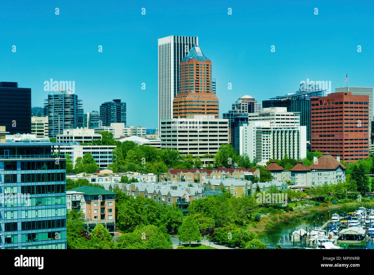 Anzeigen von Portland, Oregon Skyline vom Marquam Brücke der Willamette Kreuzung aus einem fahrenden Auto. Stockfoto