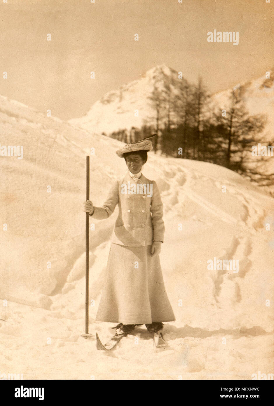 Eine Frau in perfektem Telemark-Skikleid auf St. Moritz, Schweiz (1907) Stockfoto