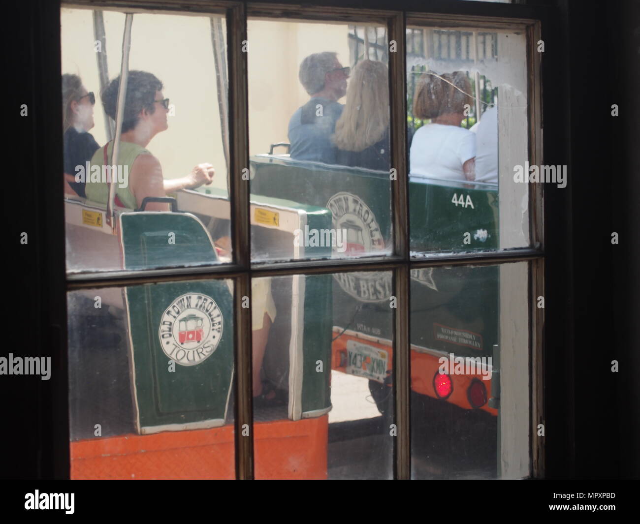 Altstadt Trolley Touristen durch die Fenster des Gonzalez-Alvarez Haus in St. Augustine, Florida, USA, 2018, © katharine Andriotis Stockfoto