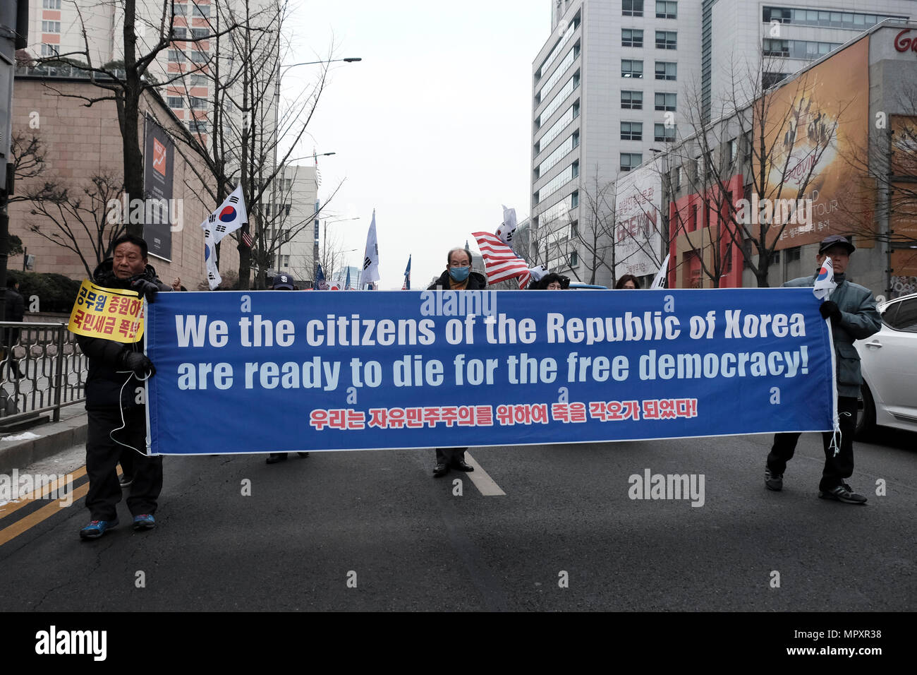 Mitglieder der konservativen Gruppen marschieren während einer Kundgebung gegen Atomwaffen Nordkorea die Macht in der Stadt Seoul, Hauptstadt der Republik Korea allgemein bekannt als Südkorea Stockfoto