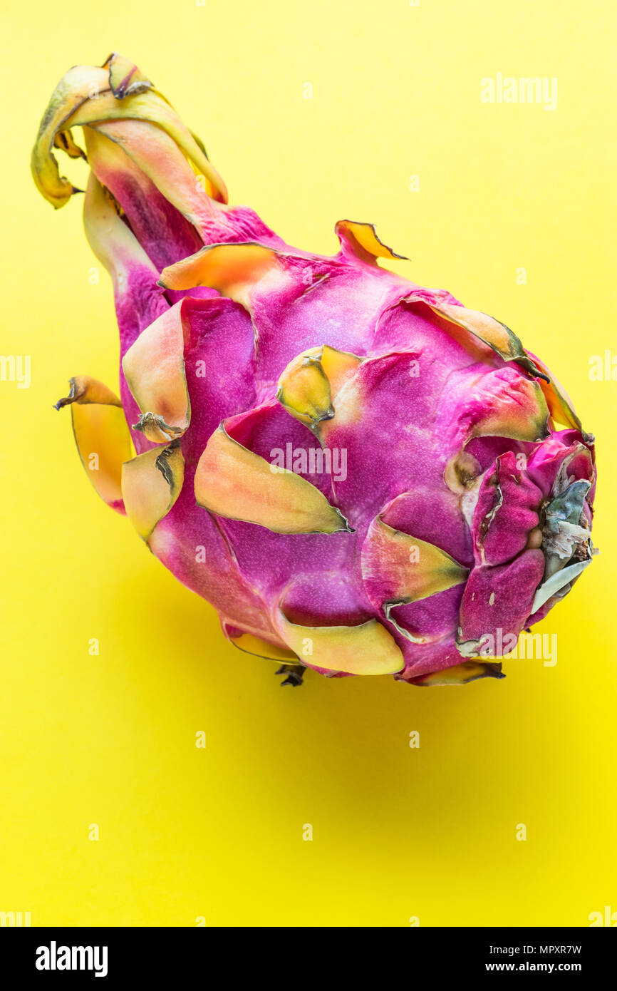 Ganze Drachenfrucht (pitaya) Close-up auf gelbem Hintergrund Stockfoto