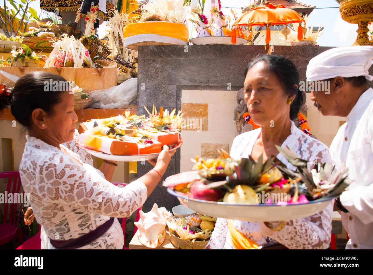 UBUD, BALI, Indonesien, Juni 2018 - Ein unbekannter Menschen auf baliness Zeremonie Stockfoto