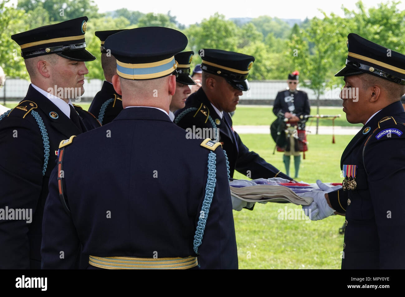 Einklappen der Flagge während der militärischen Beerdigung auf dem Arlington National Cemetery Stockfoto