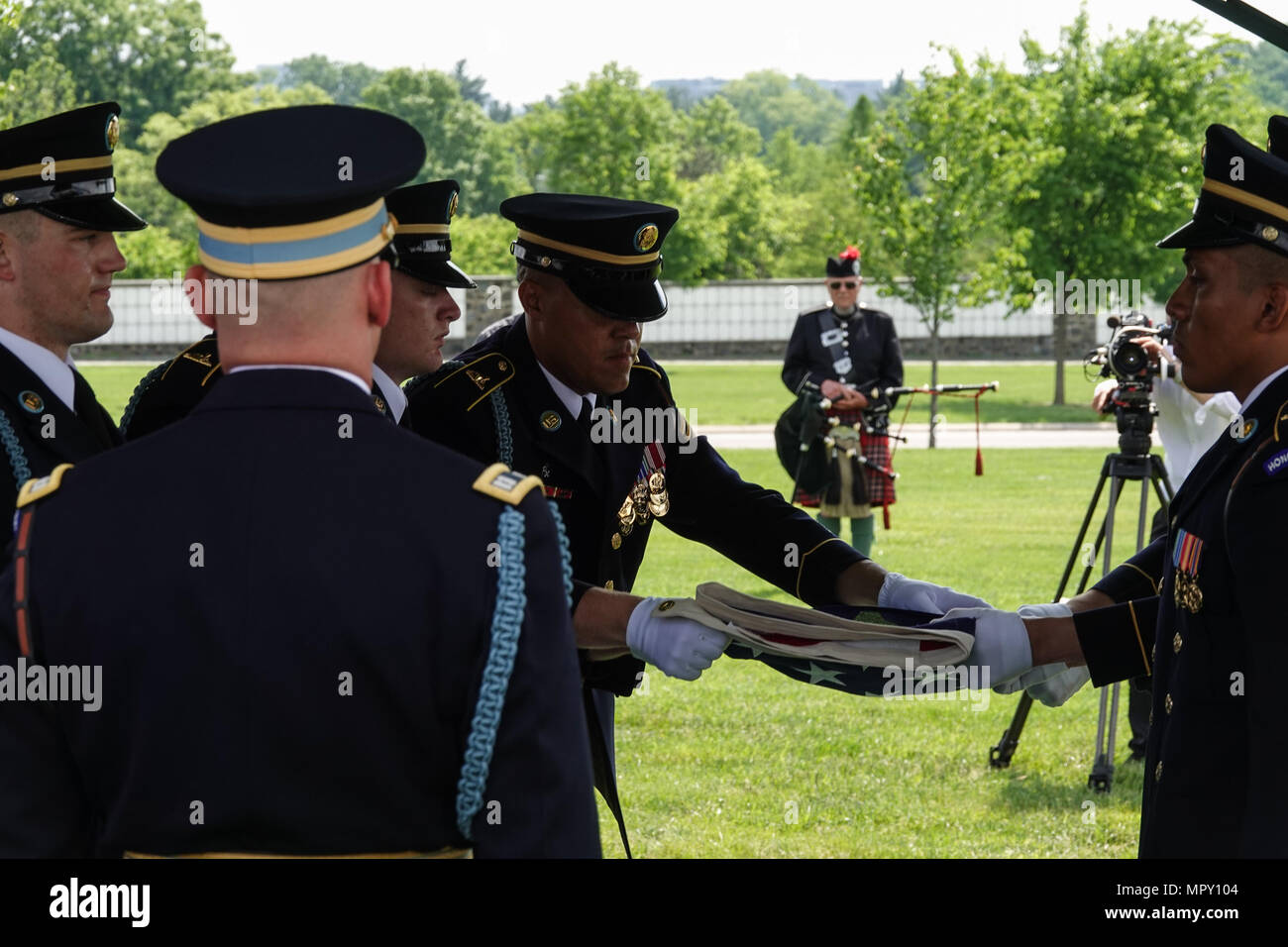 Einklappen der Flagge während der militärischen Beerdigung auf dem Arlington National Cemetery Stockfoto