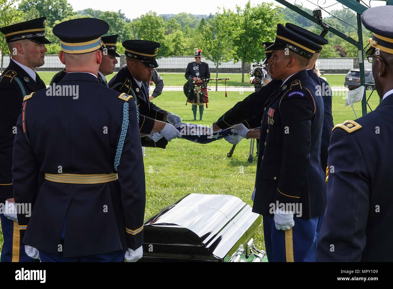 Einklappen der Flagge während der militärischen Beerdigung auf dem Arlington National Cemetery Stockfoto