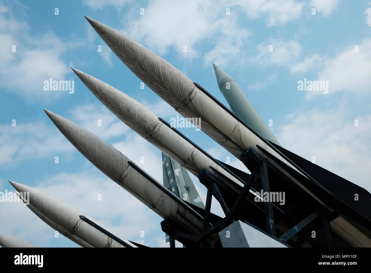 Replikationen eines nordkoreanischen Scud-B-Raketen und Südkoreanischen Nike Raketen angezeigt am Kriegsdenkmal von Korea museum in Yongsan-gu Stadtteil auf dem Gelände des ehemaligen Hauptquartier auszustellen und die militärische Geschichte von Korea in Seoul, die Hauptstadt der Republik Korea memorialize Stockfoto