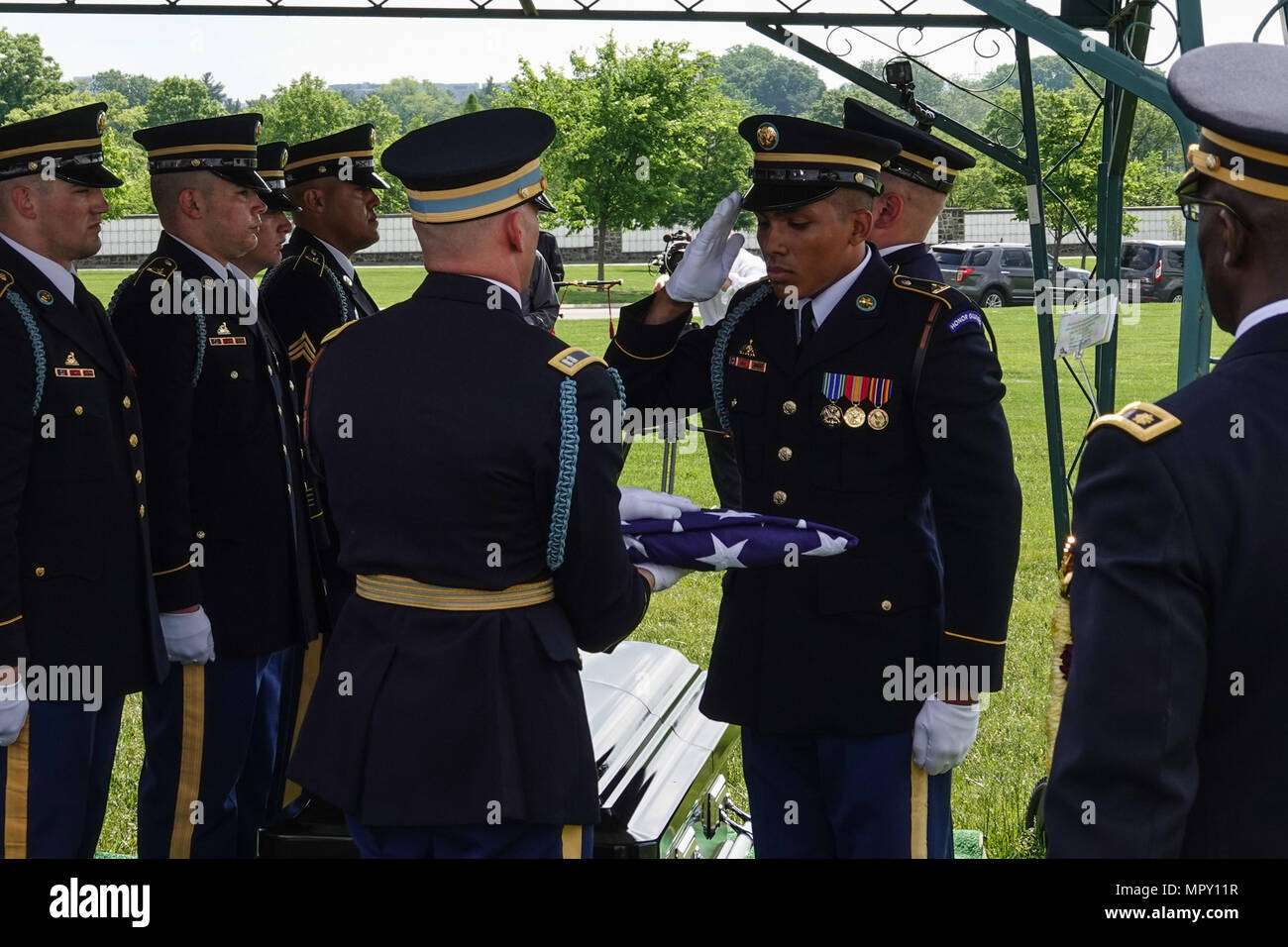 Ehrenkompanie der gefalteten Flagge während der militärischen Beerdigung auf dem Arlington National Cemetery Stockfoto