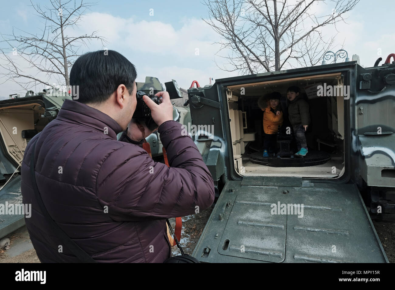 Ein koreanischer Vater seine Kinder in ein gepanzertes Fahrzeug am Kriegsdenkmal von Korea museum in Yongsan-gu entfernt Posing aufschnappen Bezirk in der Stadt Seoul, die Hauptstadt der Republik Korea Stockfoto