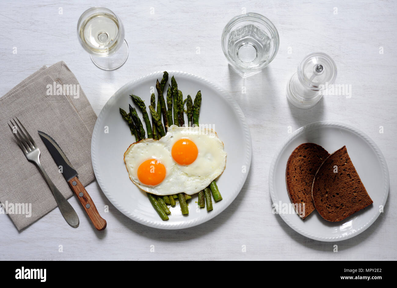 Ansicht von oben Frühstück mit Getränken am Tisch serviert Stockfoto