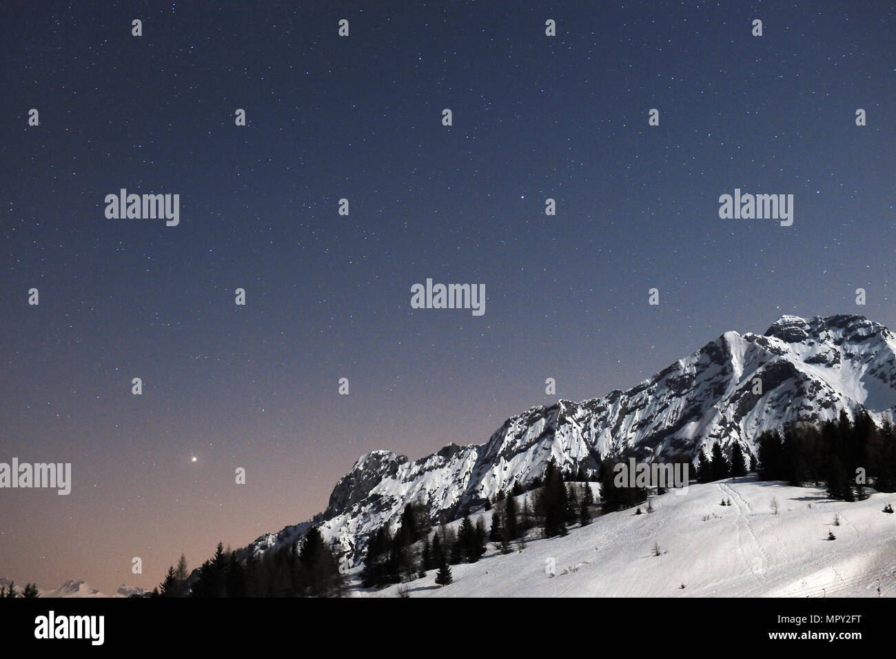 Low Angle Blick auf schneebedeckte Berge gegen Himmel bei Nacht Stockfoto