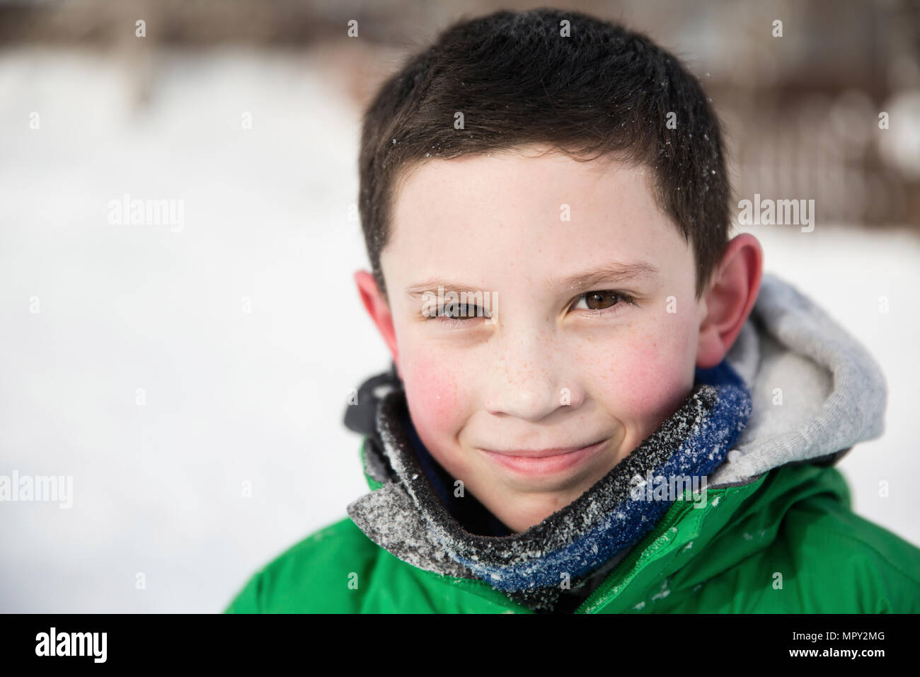 Portrait von zuversichtlich Teenager tragen warme Kleidung im Winter Stockfoto