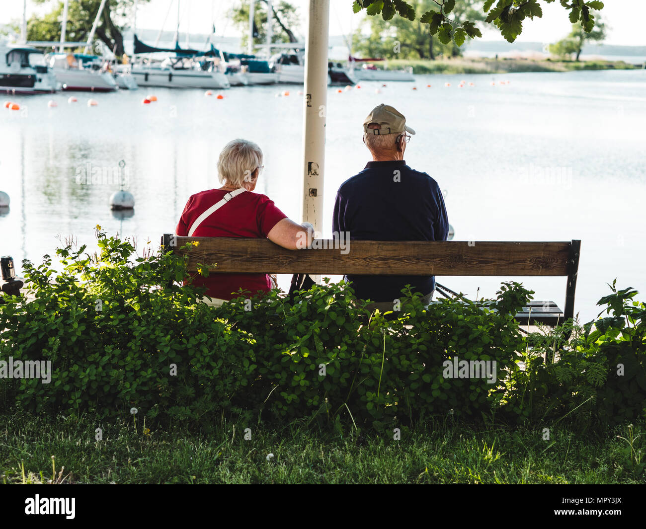 Senior Paar beobachten, das Wasser und die Boote im Hafen. Stockfoto