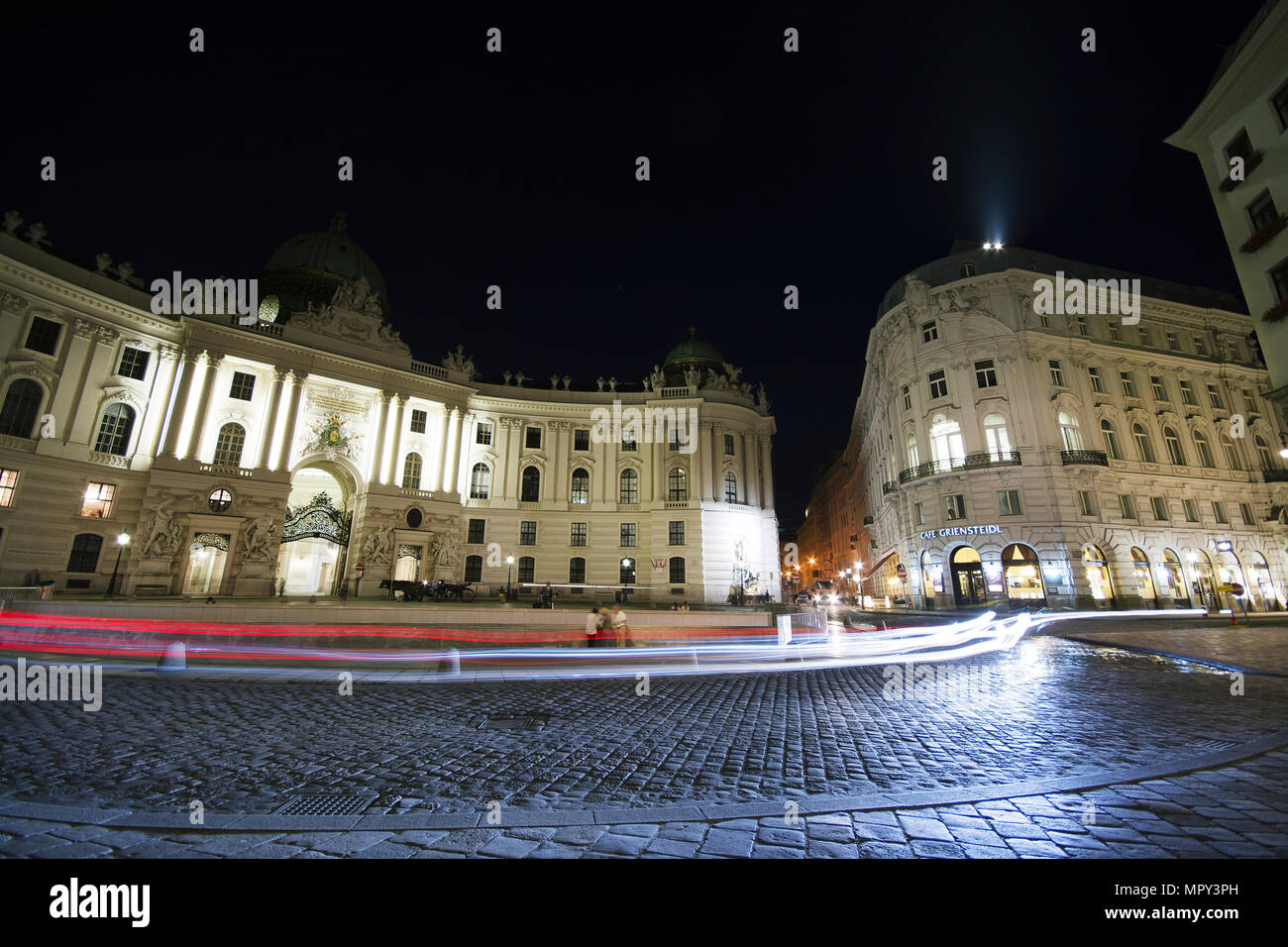 Leichte Wanderwege auf der Straße durch die Hofburg komplexe gegen Himmel bei Nacht Stockfoto