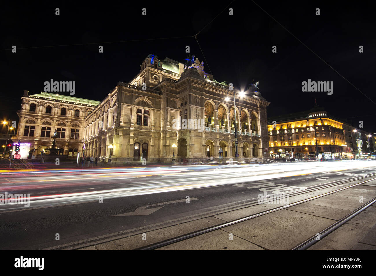 Leichte Wanderwege auf der Straße durch die Wiener Staatsoper gegen Himmel bei Nacht Stockfoto