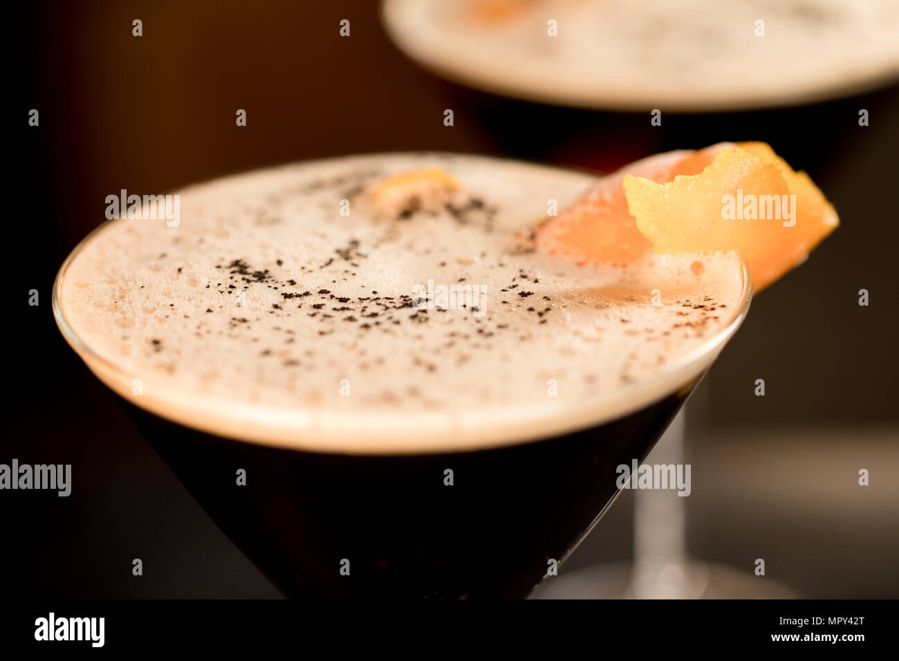 Nahaufnahme der Cocktail in Martini Glas serviert. Stockfoto